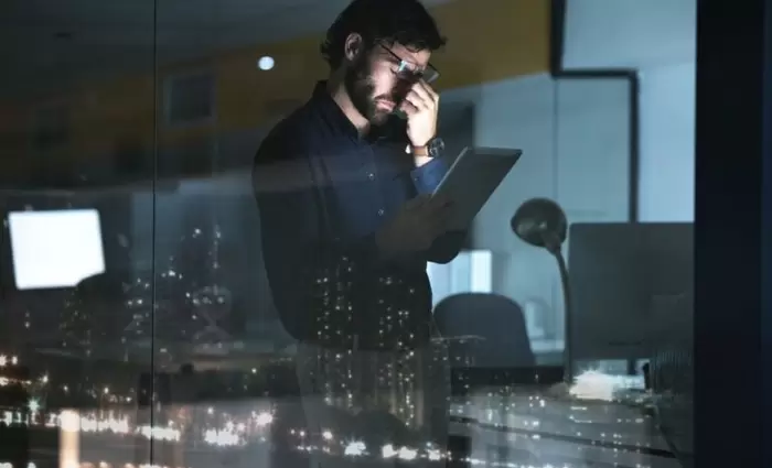 Πόσο επιδρά η Τεχνητή Νοημοσύνη στο εργασιακό burnout