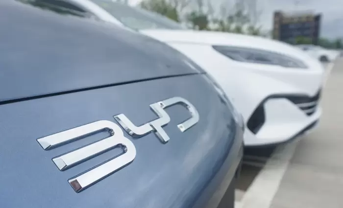 Η αποκαθήλωση της «βασίλισσας» Tesla – Το 2025 έχασε τα πρωτεία από την κινεζική BYD