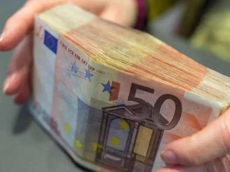 Γιατί κυκλοφορούν τόσα πολλά χαρτονομίσματα;