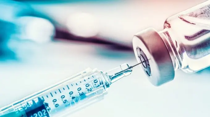 ΠΙΣ: Έξοδος από την κρίση μόνο με εμβολιασμό