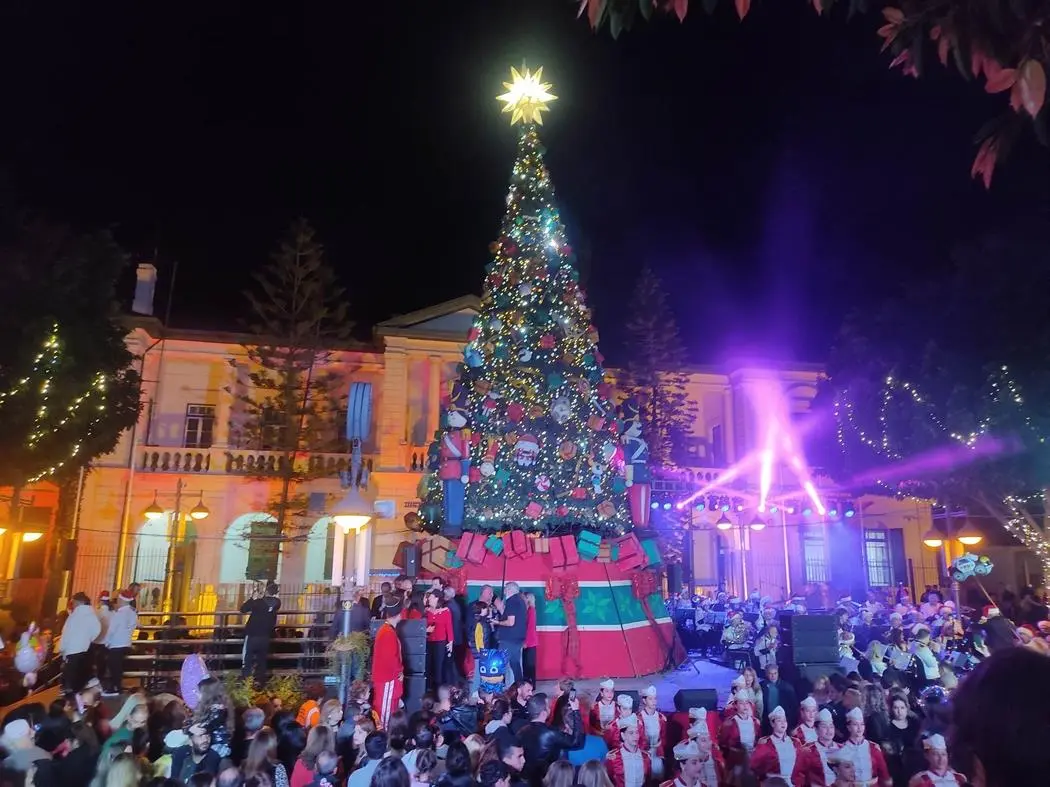 Φωταγώγησαν το χριστουγεννιάτικο δέντρο και την υπόσχεση για οικονομική ανάπτυξη