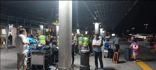 Σε αυθόρμητη στάση εργασίας οι εργαζόμενοι του Αεροδρομίου Πάφου