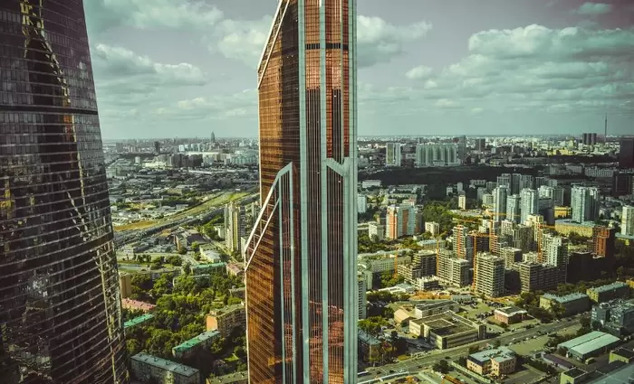 Μόσχα: Η ακίνητη περιουσία ανταγωνίζεται το Λονδίνο – Οι πλούσιοι Ρώσοι φέρνουν μετρητά στη χώρα