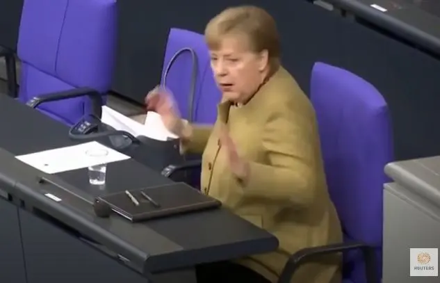 Ο μικρός πανικός της Μέρκελ όταν ξέχασε τη μάσκα της! (ΒΙΝΤΕΟ)