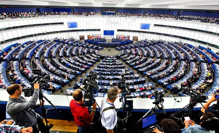 Αυτοί είναι οι μισθοί και τα επιδόματα που παίρνουν οι ευρωβουλευτές
