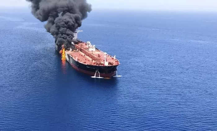 Συναγερμός στις αγορές μετά την επίθεση στα τάνκερ