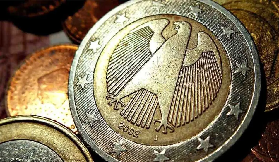 Υποχωρεί το ευρώ μετά τα στοιχεία για επιβράδυνση της γερμανικής οικονομίας