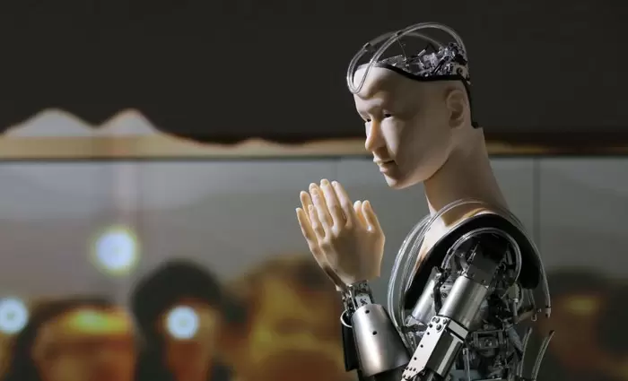 Το πρώτο ρομπότ που διδάσκει τη συμπόνια σε βουδιστικό ναό (vid)