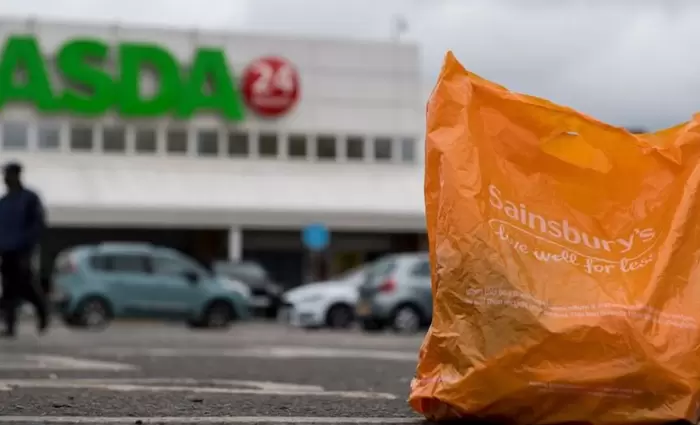 Το Λονδίνο μπλόκαρε την εξαγορά της Asda από τη Sainsburry