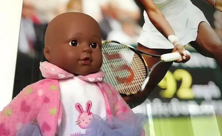 Γιατί αυτή η πλαστική κούκλα έχει χιλιάδες followers στο instagram;