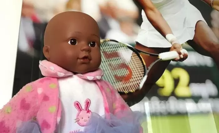 Γιατί αυτή η πλαστική κούκλα έχει χιλιάδες followers στο instagram;