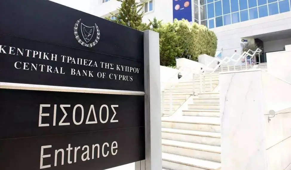 Bloomberg: Πολιτικές πιέσεις στην Κεντρική Τράπεζα Κύπρου