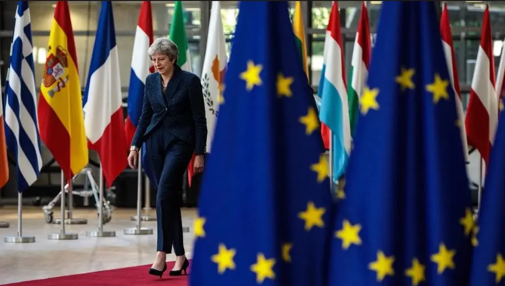 Financial Times: Οι τρεις επιλογές του Brexit