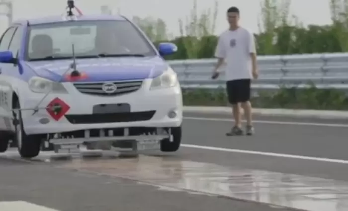 Τεστάρει αυτοκίνητα μαγνητικής αιώρησης που τρέχουν με 230 χλμ /ώρα