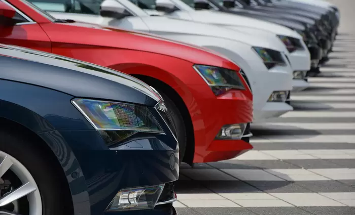 Τα αυτοκίνητα «Ζ» ανέβασαν στροφές και συγκρατούν τις συνολικές εγγραφές