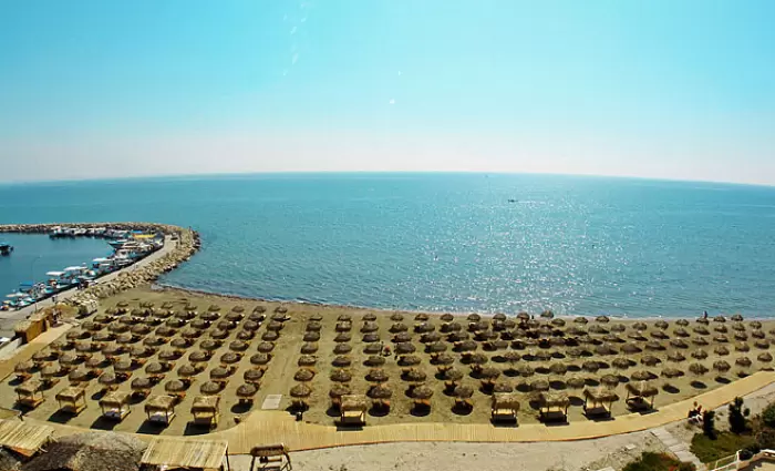 Έτοιμες οι παραλίες της Λάρνακας να υποδεχθούν τους επισκέπτες!