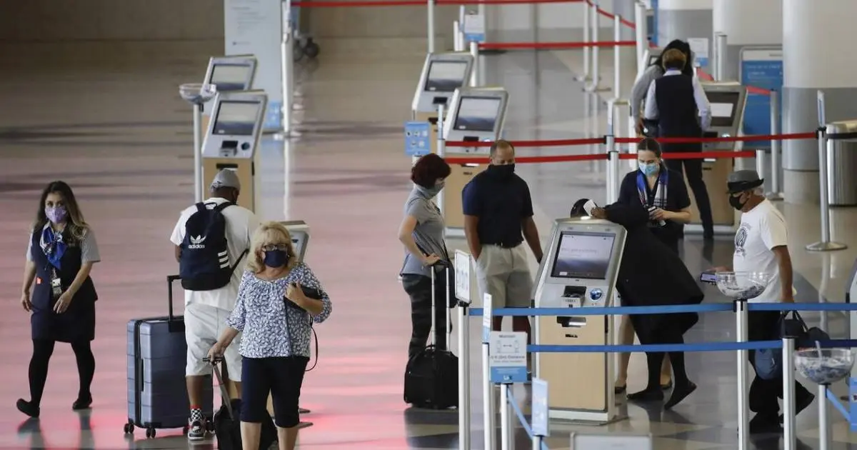 Τα μαζεύουν και φεύγουν οι Άγγλοι τουρίστες