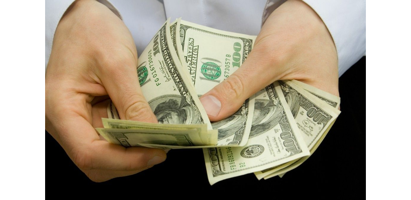 Χρυσές αμοιβές: Ποιοι CEOs κερδίζουν έως 300 φορές περισσότερο από τους εργαζομένους