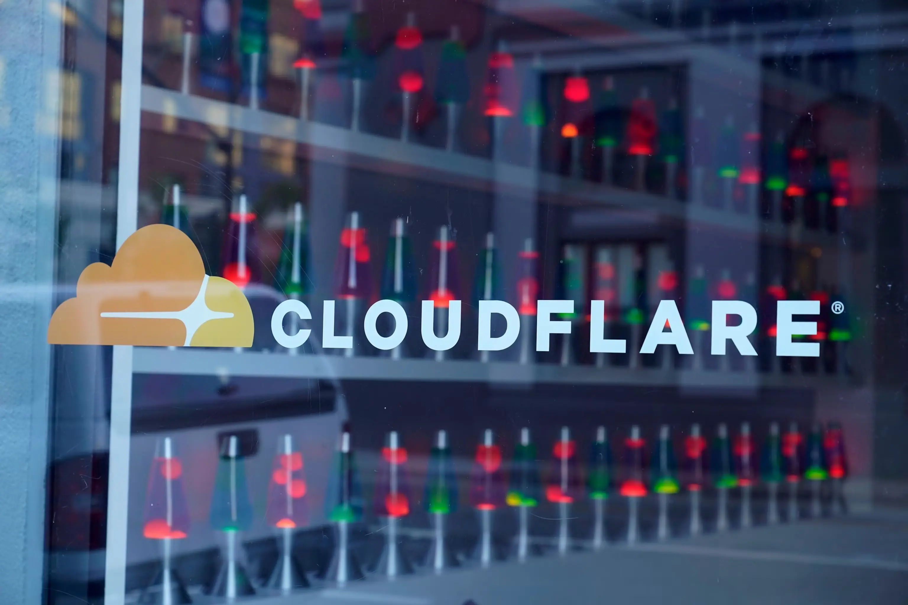 Cloudflare: Εντόπισε «ασυνήθιστη» αύξηση της επισκεψιμότητας πριν... ρίξει το διαδίκτυο