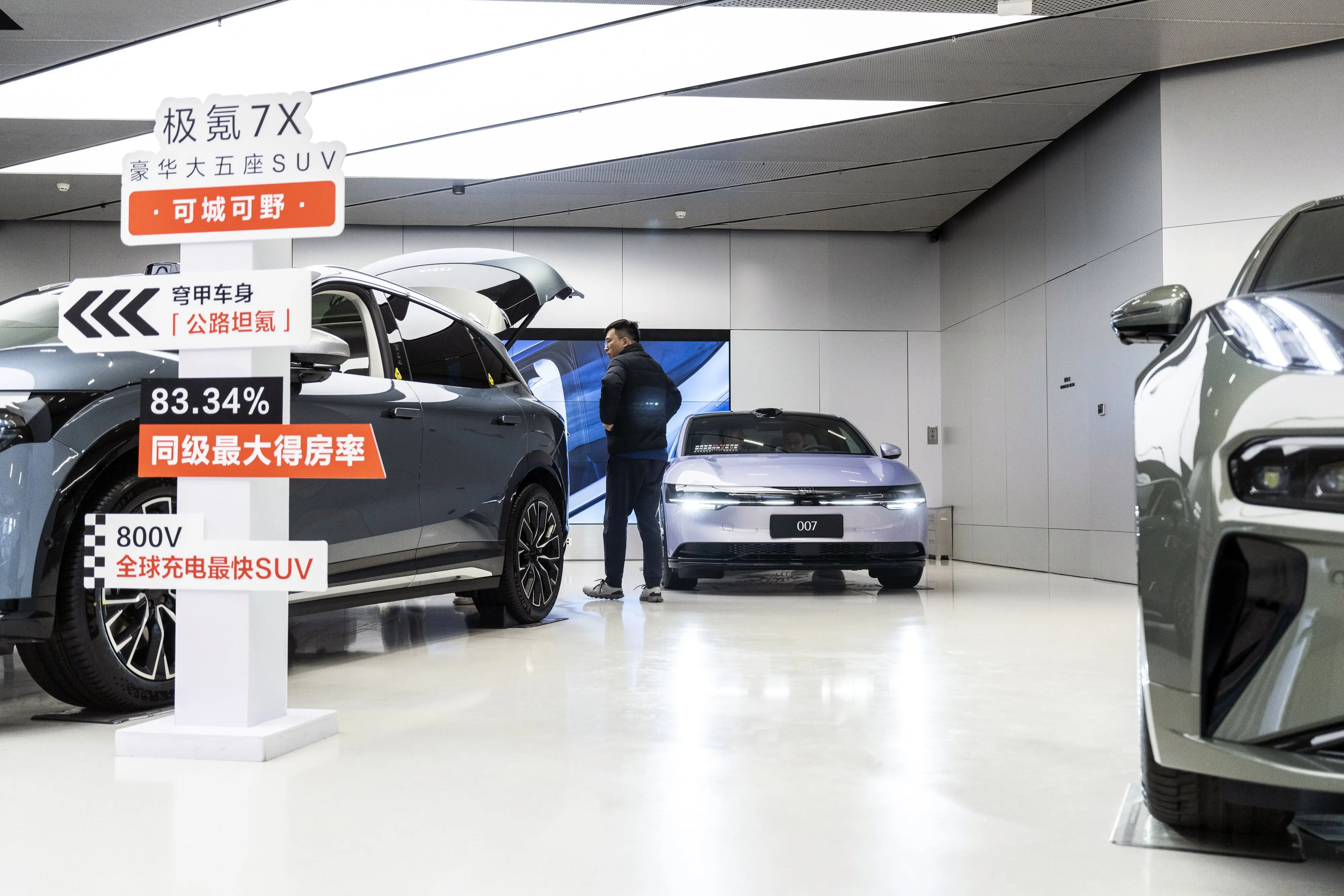 Πώς η Κίνα οδηγεί την κορυφαία στον κόσμο αυτοκινητοβιομηχανία της σε ύφεση