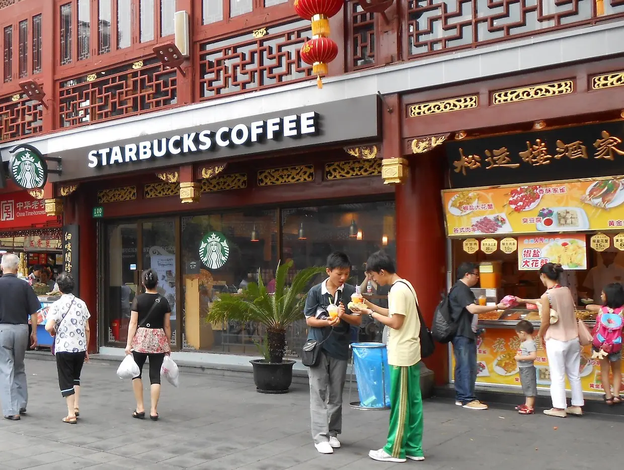 Starbucks: Στα $5 δισ. η αποτίμηση στην Κίνα – Ποιοι κολοσσοί την «φλερτάρουν»