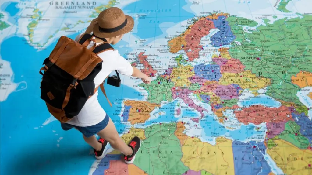 Τουρισμός: Νέες προβλέψεις για 80% του 2019 φέρνουν οι χαλαρώσεις μέτρων