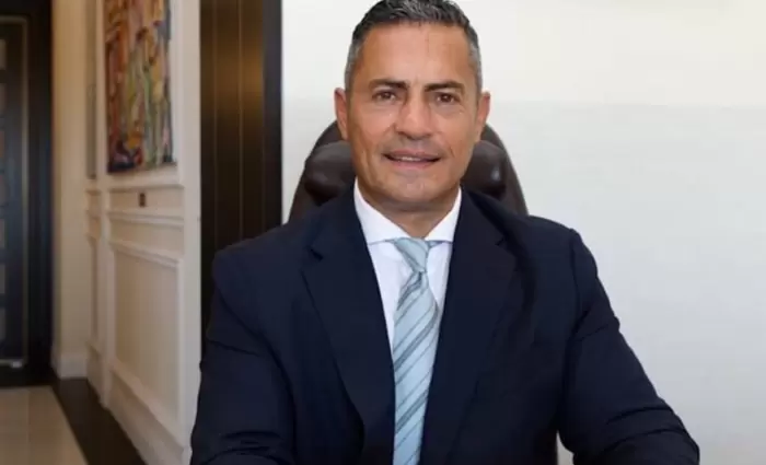 Χρησιμοποιούν το όνομα του Τζον Χριστοδούλου σε απάτη με «επενδύσεις»