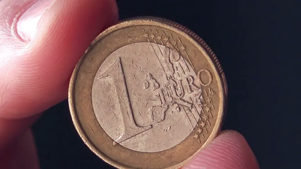 Πώς αποφασίστηκε το σύμβολο (€) για το ευρώ; Η παράξενη ιστορία του νομίσματος