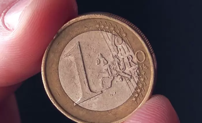 Πώς αποφασίστηκε το σύμβολο (€) για το ευρώ; Η παράξενη ιστορία του νομίσματος