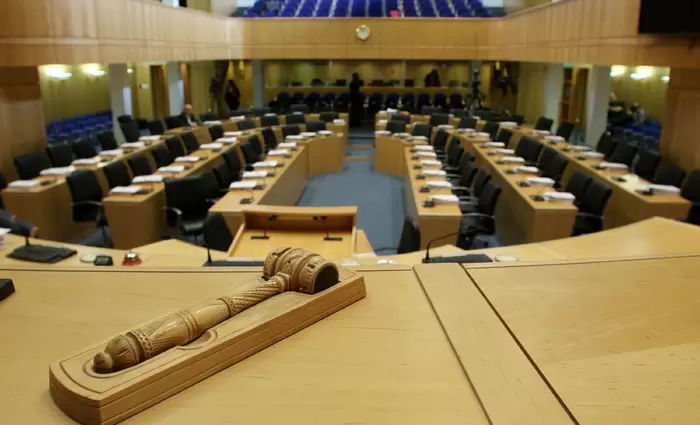 Μπρα ντε φερ Κυβέρνησης-κομμάτων στις καθυστερήσεις