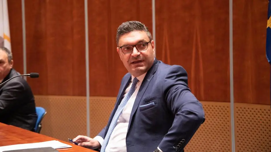 Ανταλλάζουν πυρά ΑΚΕΛ και Υπουργός Οικονομικών
