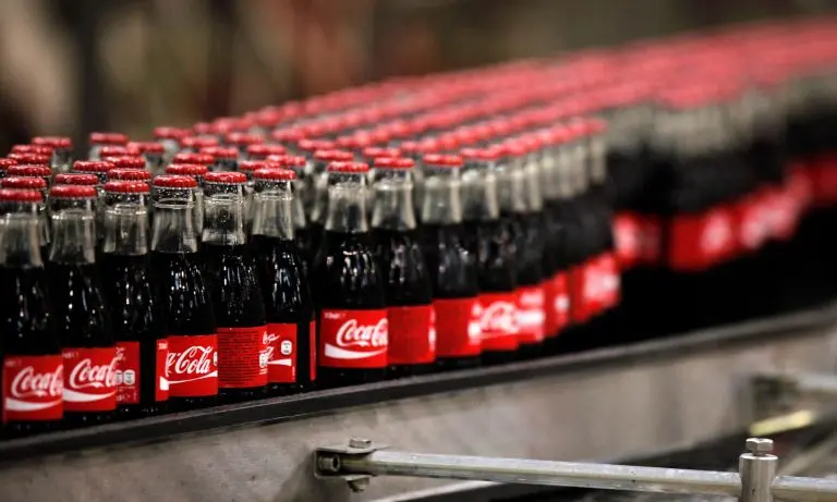 The Mail: Η Coca-Cola συνεχίζει να λειτουργεί στη Ρωσία παρά τις κυρώσεις!