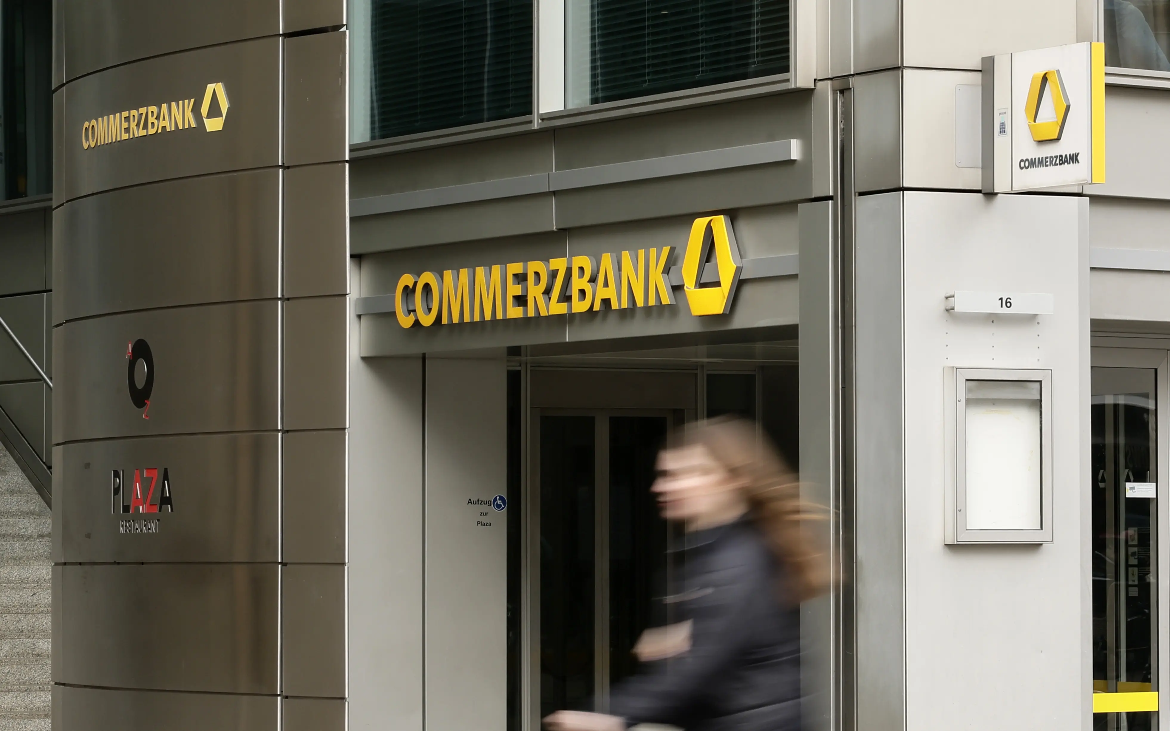 Το σχέδιο της Commerzbank για να αποθαρρύνει την UnitCredit