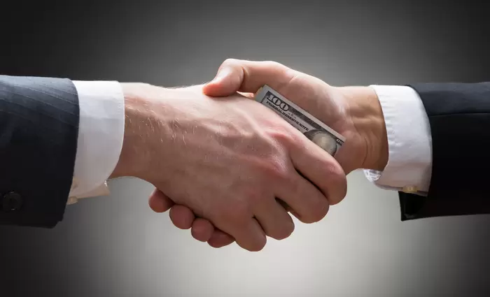 GRECO: Αν θέλουν οι πολιτικοί εξαφανίζεται η διαφθορά