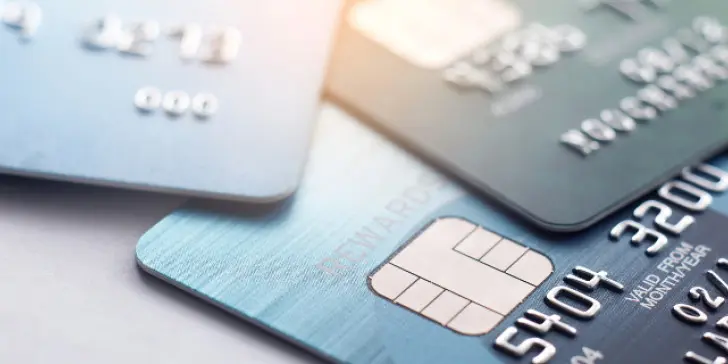 Εκτοξεύτηκαν οι πληρωμές με κάρτα σε υπεραγορές και περίπτερα