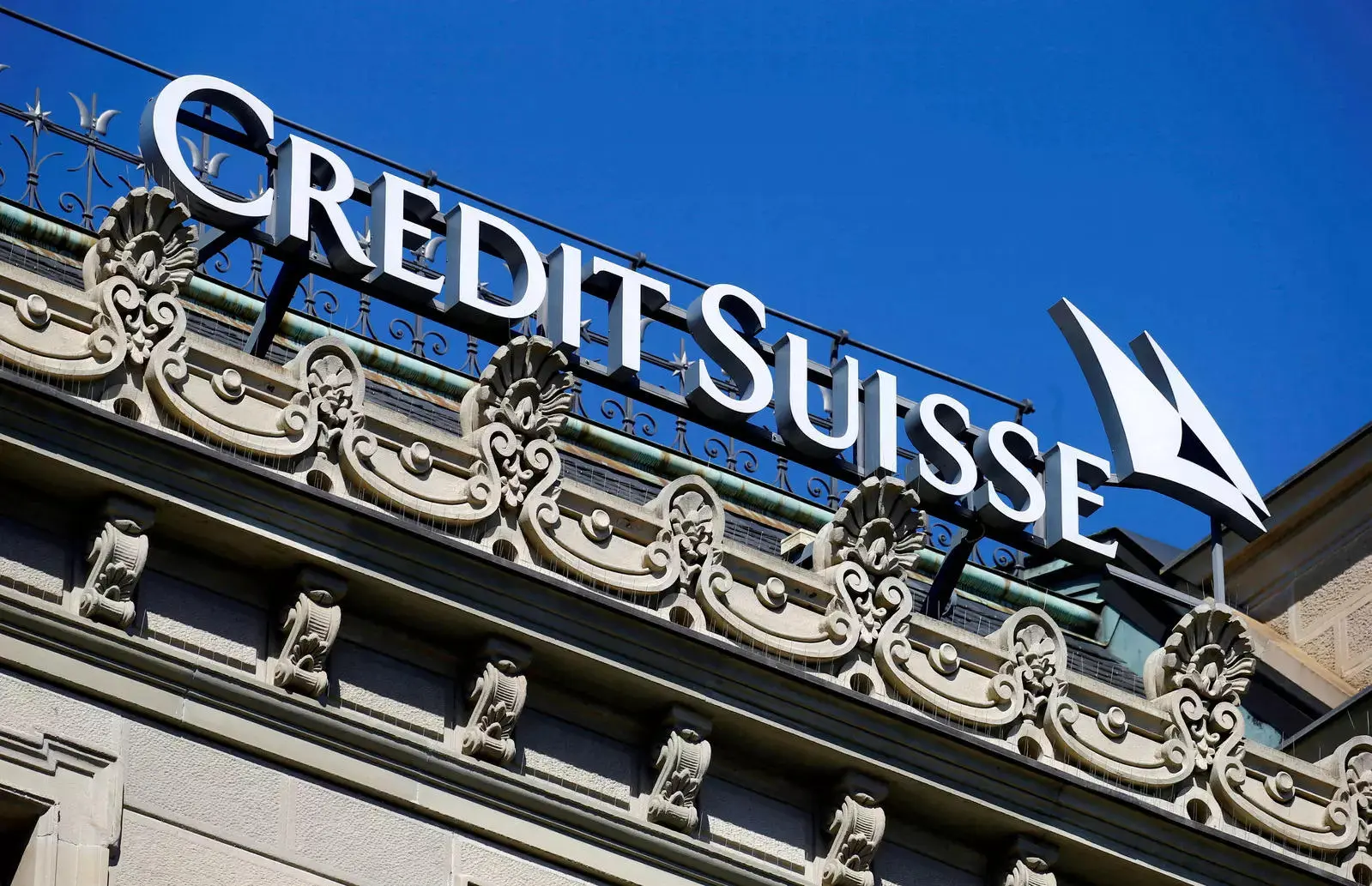 Νέα τροπή στη διάσωση της Credit Suisse: Ποιοι καλούν τους μετόχους σε «ανταρσία»
