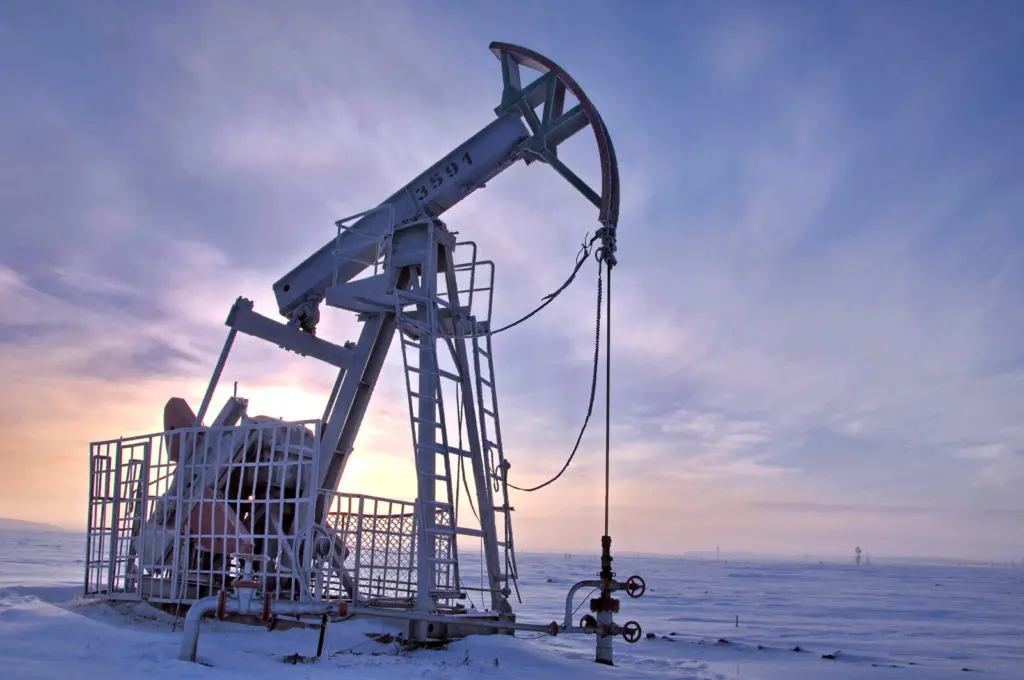 Επιθέσεις στη Ρωσία, κρύο στις ΗΠΑ και OPEC+ ενισχύουν τις τιμές πετρελαίου