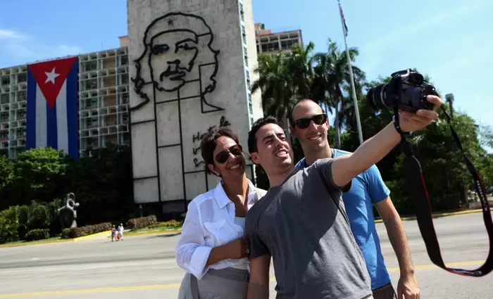 Μπαίνουν σε απομόνωση όλοι οι ξένοι τουρίστες στην Κούβα