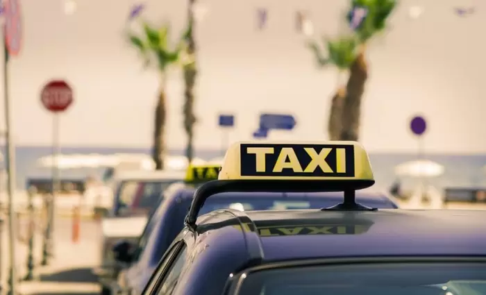 Αίρεται προσωρινά η απεργία των οδηγών ταξί