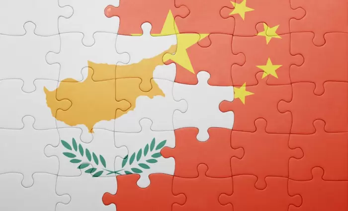 Η Κίνα κλείνει το μάτι στις Τριμερείς