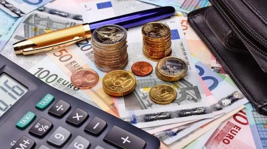 Λιγότερα τα δάνεια που έδωσαν οι τράπεζες τον Αύγουστο – Πώς κινήθηκαν τα επιτόκια