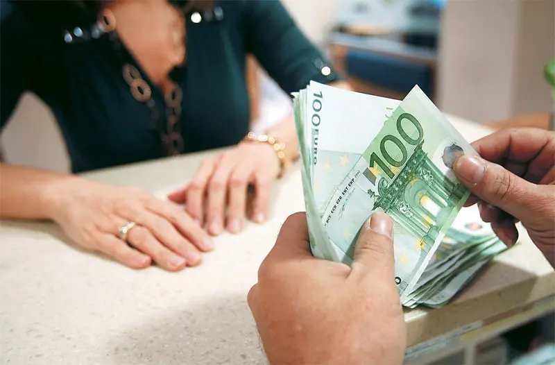 Αυξήθηκαν τα καταναλωτικά επιτόκια, μειώθηκαν τα στεγαστικά τον Μάρτιο