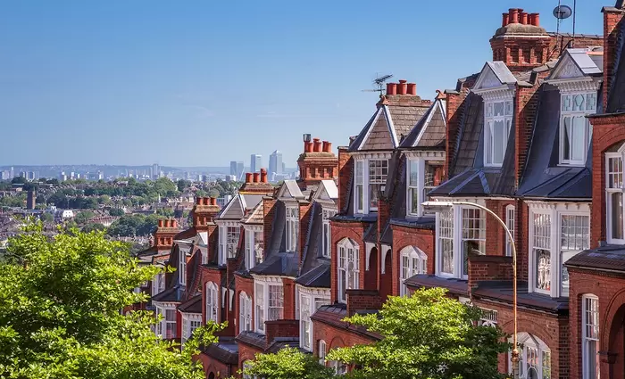 Εκτοξεύονται οι τιμές των σπιτιών στη Βρετανία