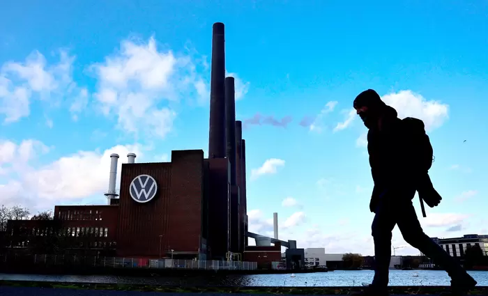 «Χριστουγεννιάτικο θαύμα» στην Volkswagen – Τα βρήκαν εταιρεία και συνδικάτα