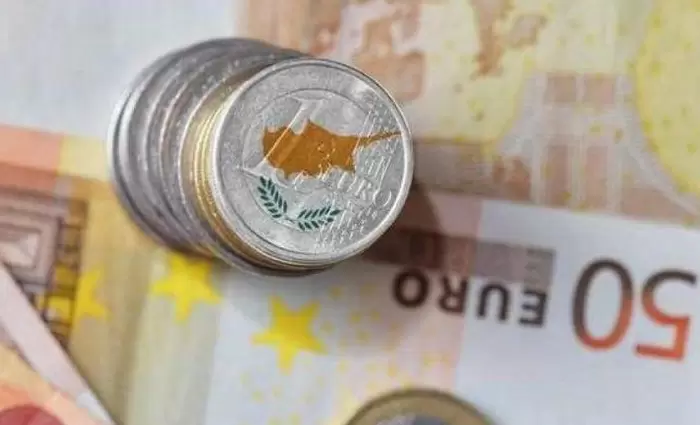 Τέλη του 2026 η υποχώρηση του χρέους στο 50% - Τι διευκρινίζει το ΥΠΟΙΚ