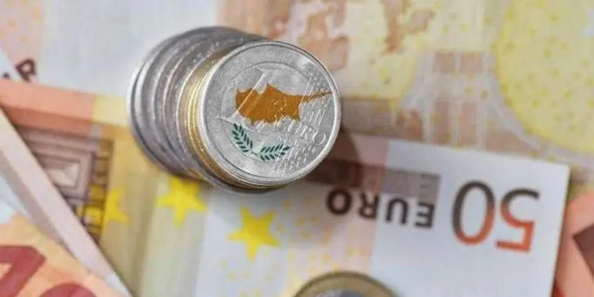 Τέλη του 2026 η υποχώρηση του χρέους στο 50% - Τι διευκρινίζει το ΥΠΟΙΚ