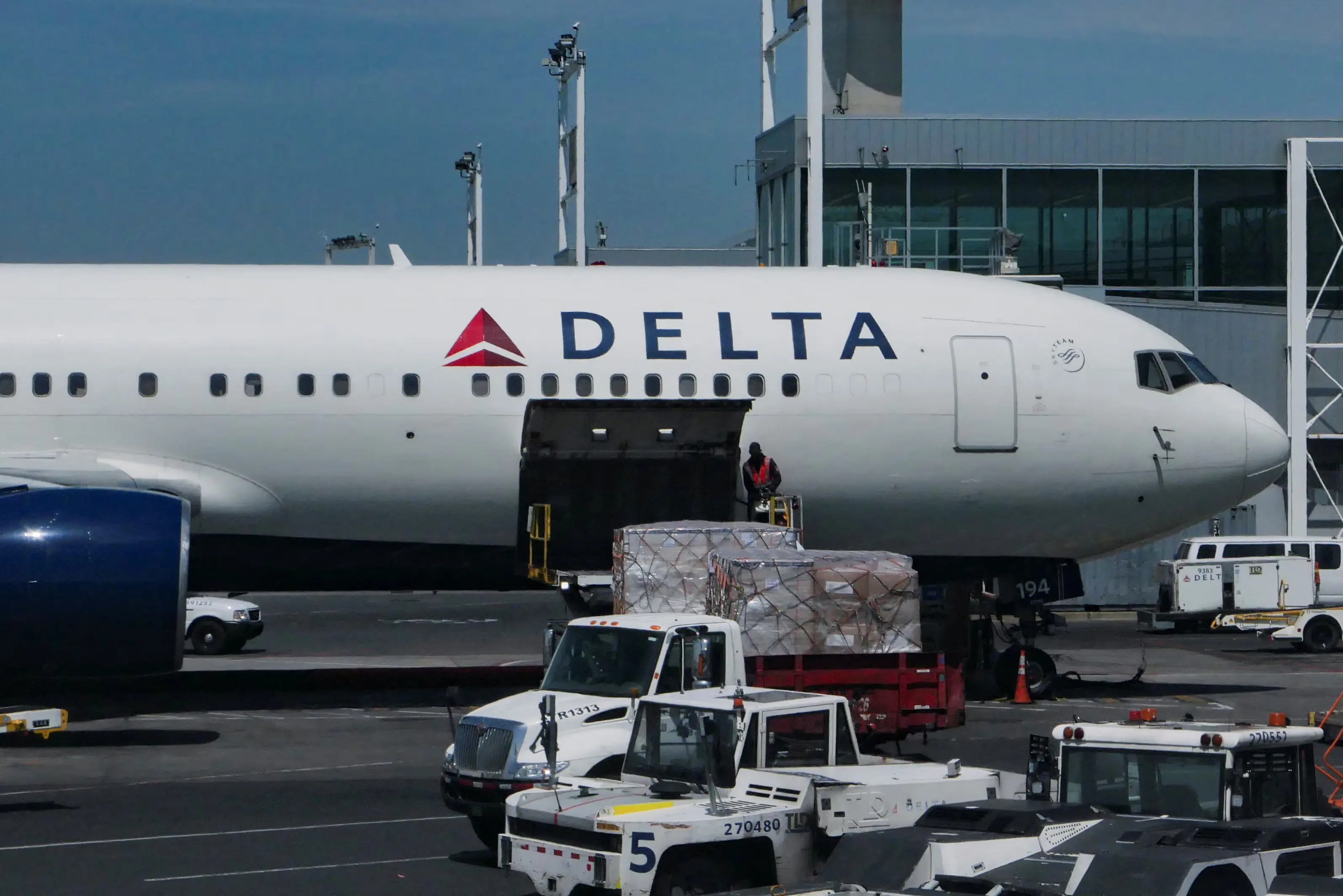 Delta Air Lines: Πώληση ομολόγων για αποπληρωμή κρατικού δανείου