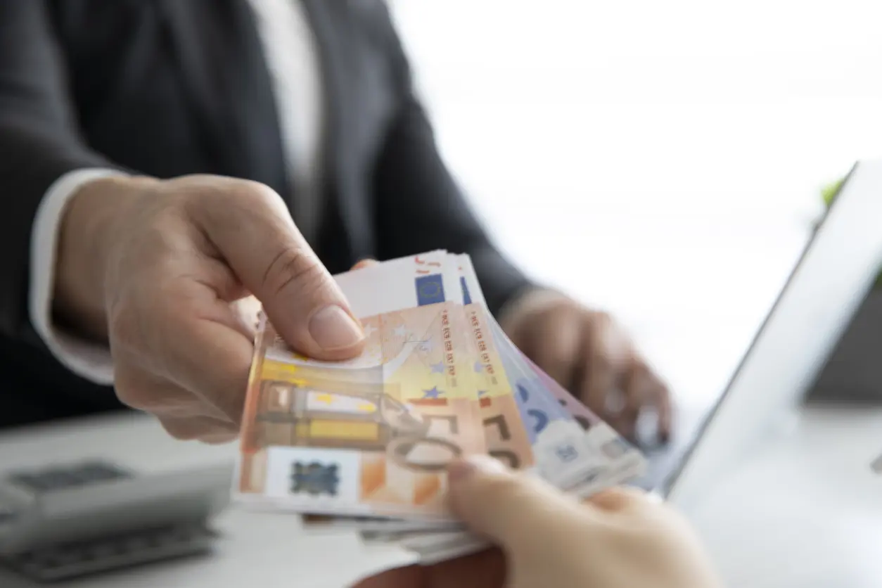 Δεν μας φτάνει η ακρίβεια, πληρώνουμε και ακριβότερους δημόσιους υπαλλήλους
