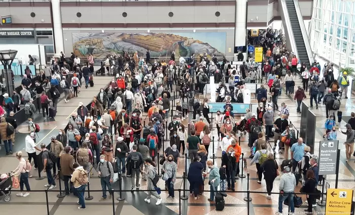 ΗΠΑ: Ετοιμάζονται για μεγάλες ουρές στα αεροδρόμια με την άρση των περιορισμών