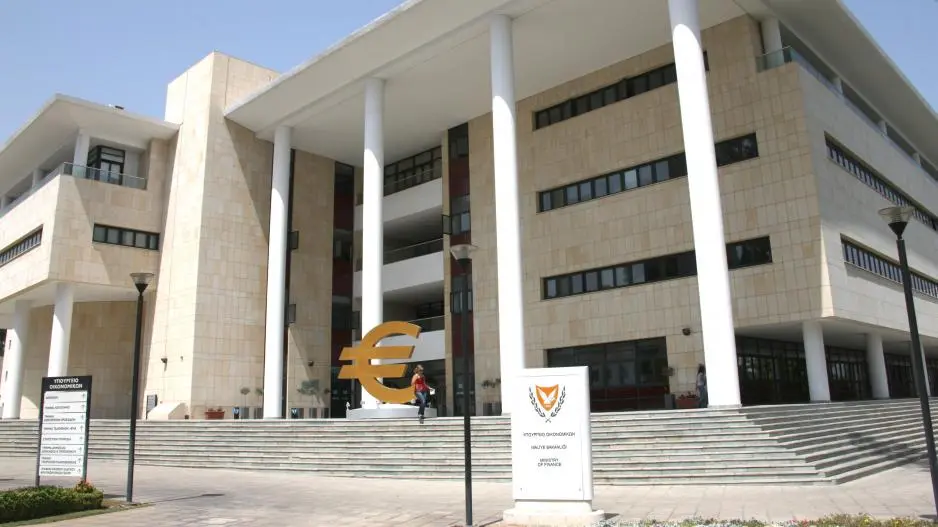 ΥΠΟΙΚ: Δεν είναι νέες ρυθμίσεις οι αποκοπές επιδομάτων 